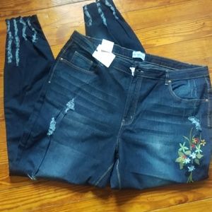 NWT distressed skinny Jeans w/embroidery